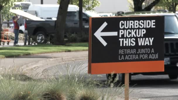 Människor Följer Skylten Att Curbside Pickup Järnhandeln Coronavirus Pandemi Som — Stockvideo