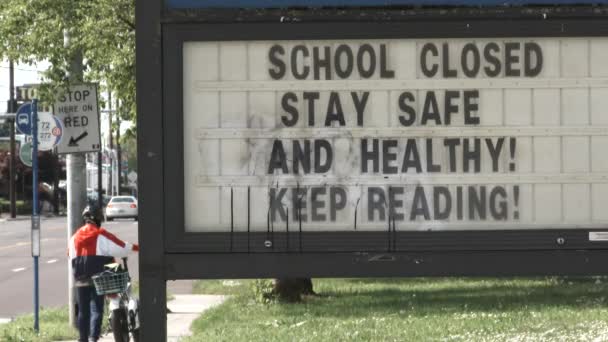 子供たちが安全に滞在し 読み続けることを望む学校の閉鎖的な兆候を閉じます — ストック動画