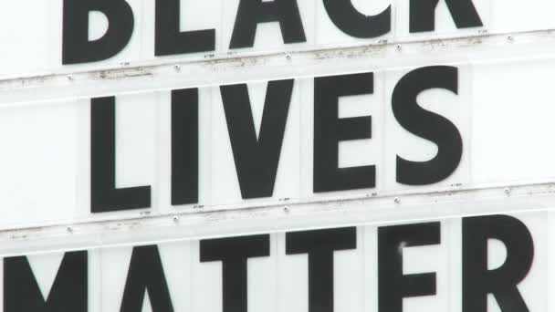 Kort Kamera Zooma Stor Offentlig Skylt Läsning Black Lives Matter — Stockvideo