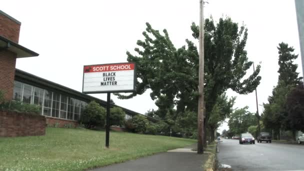Schild Vor Der Öffentlichen Schule Liest Black Lives Matter Während — Stockvideo