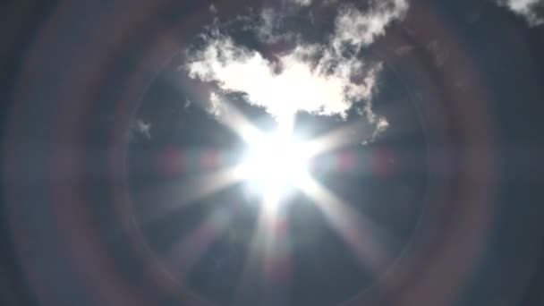 广角镜头直视蓝天中的太阳 从白色的过渡中放大又缩小 — 图库视频影像