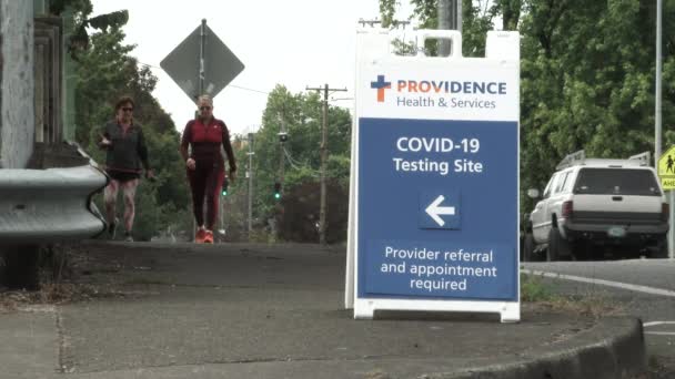 Covid Teststandortschild Auf Der Straße Mit Frauen Die Ohne Masken — Stockvideo