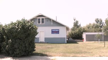 WINNETT, MONTANA / USA - Ağustos 2020: Kamera 2020 seçimlerinde Donald Trump için siyasi pankartı yakınlaştırdı.