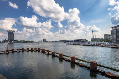 Amsterdam, Hollanda - Eylül 3, 2017: IJ, eski tarihi liman, Amsterdam ' ın Hollanda görünümünü. Şimdi yolcu gemilerine Amsterdam ziyaret ediyor