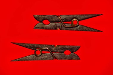 Kırmızı bir arka plan üzerinde mini clothespins soyut makro