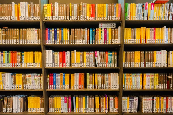 Delft, Hollanda - 20 Ağustos 2013: Kitaplığı'nın içinde bookshelf Delft şehir Halk Kütüphanesi