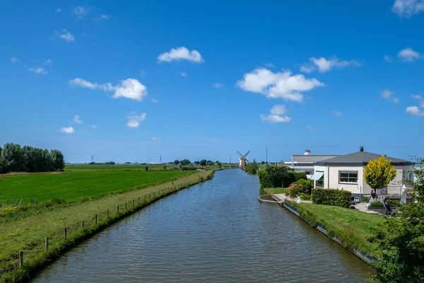 Typowym Holenderskim Polderze Polder Canal Polder Młyn Horyzoncie Ten Historyczny — Zdjęcie stockowe