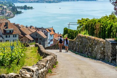 İsviçre Güzel Lavaux şaraphane bölgede Rivaz d., denilen küçük bir şaraphane köy görüntüleyin. İki turistik köyün doğru hiking