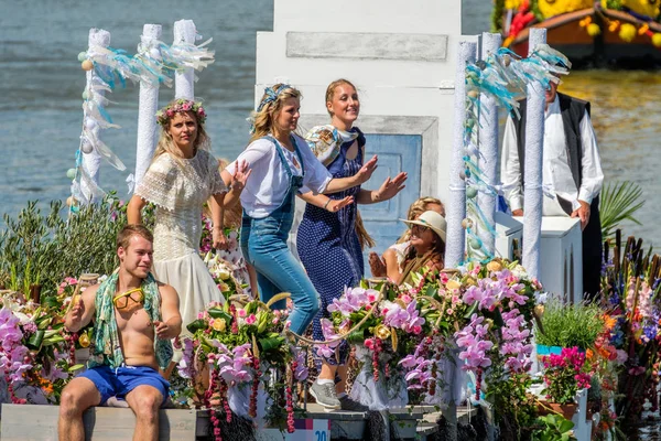 Schipluiden, Hollanda - 4 Ağustos 2017: Güzel çiçek ve sebze ile muhteşem yıllık Westland kayan geçit Hollanda tekneler süslenmiş. Müzik grubu dekore edilmiş bir tekne.