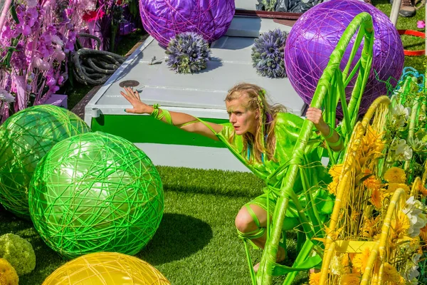 Schipluiden, Hollanda - 4 Ağustos 2017: Güzel çiçek ve sebze ile muhteşem yıllık Westland kayan geçit Hollanda tekneler süslenmiş. Yeşil çekici kadın dekore edilmiş teknede giyinmiş.. 