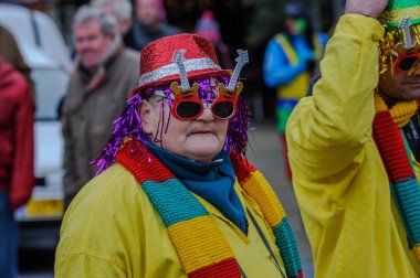 Delft, Hollanda - 9 Şubat 2013: yaşlı kadın gitar güneş gözlüklü. Carnaval Delft (Kabbelgat), Hollanda. 
