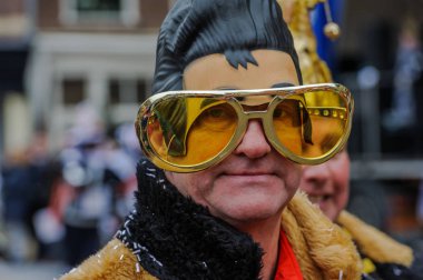 Delft, Hollanda - 9 Şubat 2013: Elvis kopyacı büyük güneş gözlüklü. Carnaval Delft (Kabbelgat), Hollanda. 
