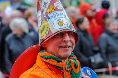 Delft, Hollanda - 9 Şubat 2013: Komik noktası şapkalı adam gülüyor. Carnaval Delft (Kabbelgat), Hollanda. 