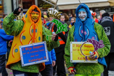 Delft, Hollanda - 14 Şubat 2015: İki komik taklit bir balık adam kılığında. Carnaval Delft (Kabbelgat), Hollanda. 