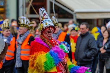 Delft, Hollanda - 14 Şubat 2015: Komik giyimli adam renkli kıllı montlu. Carnaval Delft (Kabbelgat), Hollanda. 