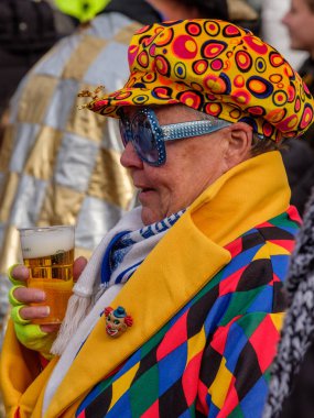 Delft, Hollanda - 25 Şubat 2017: bir bira içme komik giyimli Bayan. Carnaval Delft (Kabbelgat), Hollanda. 
