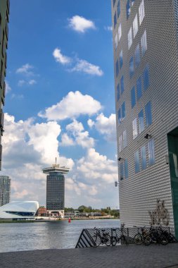 IJ, eski tarihi liman Hollanda'nın Amsterdam, görünümünü. Şimdi yolcu gemilerine Amsterdam ziyaret ediyor