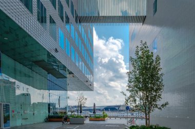Modern mimari ofis Amsterdam'da Adalet Divanı için. Arka plan Amsterdam Merkez İstasyonu