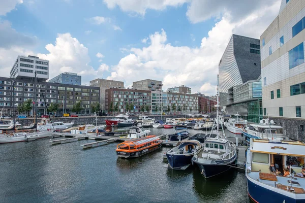 Hafen Mit Bunten Booten Vor Den Modernen Bürogebäuden Amsterdam Center — Stockfoto