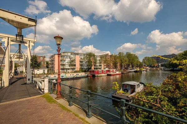 Hermoso Canal Puente Madera Amsterdam Historical Drieharingenbrug Threeharingsbridge Puente Estrecho — Foto de Stock