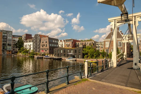 Vista Sobre Realeneiland Amsterdam Historical Drieharingenbrug Threeharingsbridge Puente Estrecho Que — Foto de Stock