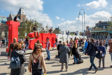 Amsterdam, Hollanda - 2 Nisan 2017: harfler ı Amsterdam Museum square Amsterdam tabelaya tırmanma turist