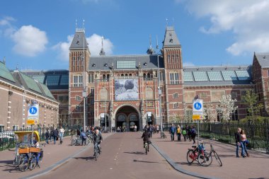 Her zaman insanlar ve turist Rijksmuseum Amsterdam önünde bir sürü. Amsterdam, Hollanda - 2 Nisan 2017: Girişinde Rijksmuseum Amsterdam altında tünel. Birçok kişi, sokak