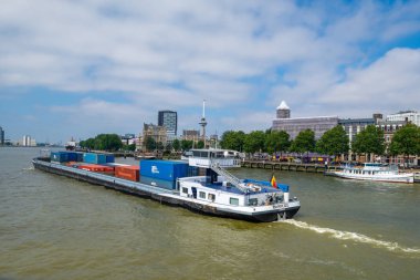 Rotterdam, Hollanda kompleksindeki kapsayıcı bir bulkcarrier için limanda getiriyor