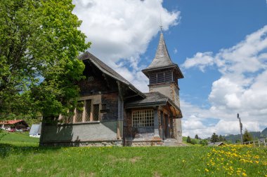 Les yosunlar, Vaud, İsviçre beldesi kilisede. Les yosunlar, İsviçre bir ünlü gökyüzü beldesidir. Yazları uzun yürüyüşler için mükemmel bir yer olduğunu