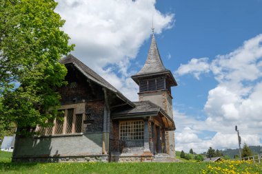 Les yosunlar, Vaud, İsviçre beldesi kilisede. Les yosunlar, İsviçre bir ünlü gökyüzü beldesidir. Yazları uzun yürüyüşler için mükemmel bir yer olduğunu