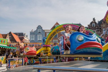 Mutlu kız Delft, Hollanda fuarda tadını çıkarın. Delft, Hollanda - Eyl 15, 2016: Delft, Hollanda şehir merkezinde fuarda.