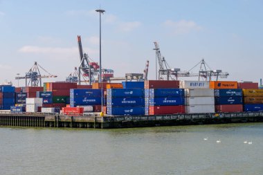 Rotterdam liman, Hollanda. Bağlantı noktası taşınması için Rotterdam kentinde bekleyen Deniz konteynerler.