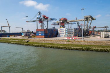 Konteyner terminal Rotterdam liman. Bağlantı noktası Rotterdam, Hollanda.