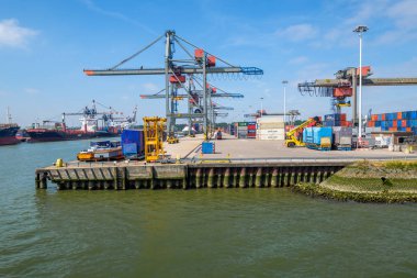 Konteyner terminali büyük konteyner gemi için. Rotterdam liman, Hollanda. C