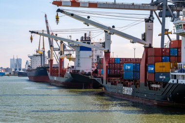 Rotterdam Limanı konteyner gemi. Bağlantı noktası Rotterdam, Hollanda. 