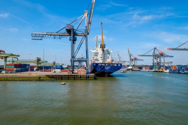 Rotterdam Limanı deniz konteyner gemisi kıç. Bağlantı noktası Rotterdam, Hollanda. 