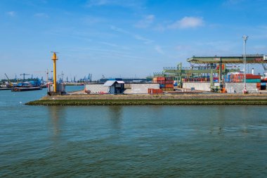 Konteyner terminal sonraki deniz konteyner gemisi için sabitlemek hazır. Bağlantı noktası Rotterdam, Hollanda. 