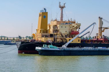 Rotterdam Limanı iç tanker yakıt bunkering deniz gemi. Bağlantı noktası Rotterdam, Hollanda. 
