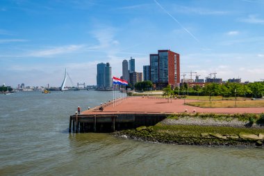 Güzel Rotterdam şehir merkezinde gökdelenler ile. Bağlantı noktası Rotterdam, Hollanda. 