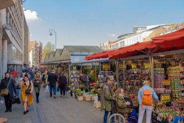 Amsterdam, Hollanda - 02 Nisan 2017: Bloemenmarkt şehir Amsterdam Dünya'nın sadece yüzen çiçek pazarı olduğunu