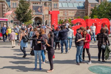 Amsterdam, Hollanda - Eyl 03, 2017: Museum Square Amsterdam selfie turistlerle sopa