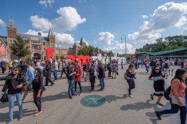 Amsterdam, Hollanda - Eyl 03, 2017: Çok sayıda turistin Amsterdam'ın Müze Meydanı.
