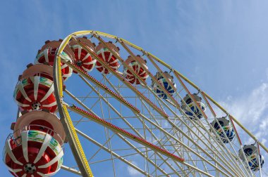  Dönme dolap Fuar sıksam, Lozan, İsviçre yıllık fuarda üzerinde mavi gökyüzü.