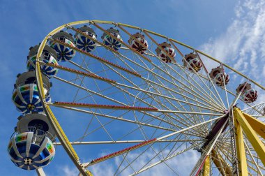 Dönme dolap, aşağıdan sıksam, Lozan, İsviçre yıllık fuarda görülen lunapark.