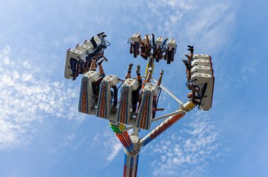 Lausanne İsviçre - 02 Haziran 2012: Gençler sıksam, Lozan, İsviçre yıllık fuarında dev salıncakta hava yüksek bir toplantı var.