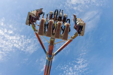 Lausanne İsviçre - 02 Haziran 2012: Gençler sıksam, Lozan, İsviçre yıllık fuarında dev salıncakta hava yüksek bir toplantı var.