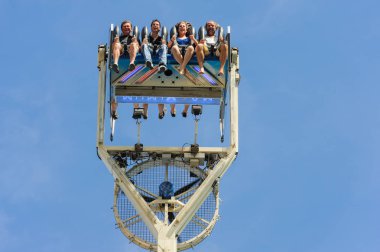 Lausanne İsviçre - 02 Haziran 2012: Endişeli gözler gençlerin sıksam, Lozan, İsviçre yıllık fuarında dev salıncakta havada yüksek.