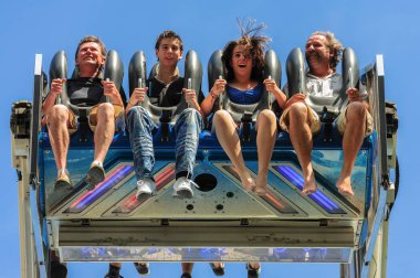 Lausanne İsviçre - 02 Haziran 2012: bir dev onların sinirler üzerinde yıllık sıksam, Lozan, İsviçre adil salıncak gençler testi.