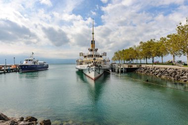 Bir yandan çarklı vapur, benzersiz ve modern geri yüklenen steamboat olarak banliyö yolcu feribot Lake Geneva, İsviçre