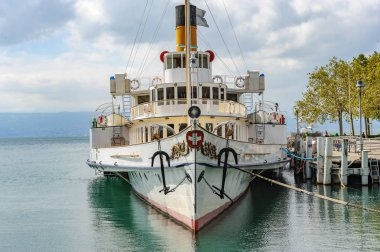Bir yandan çarklı vapur, benzersiz ve modern geri yüklenen steamboat olarak banliyö yolcu feribot Lake Geneva, İsviçre